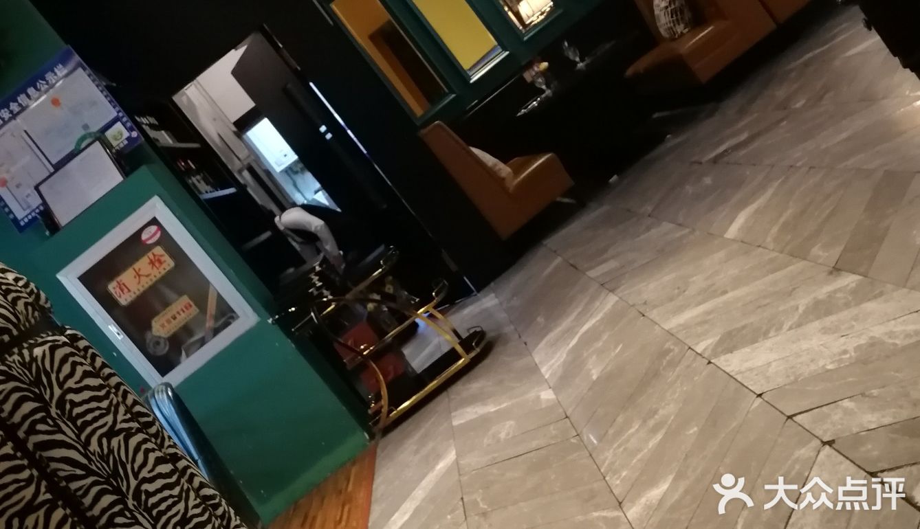 爱吃他们家香肠，配酸黄瓜，爽口