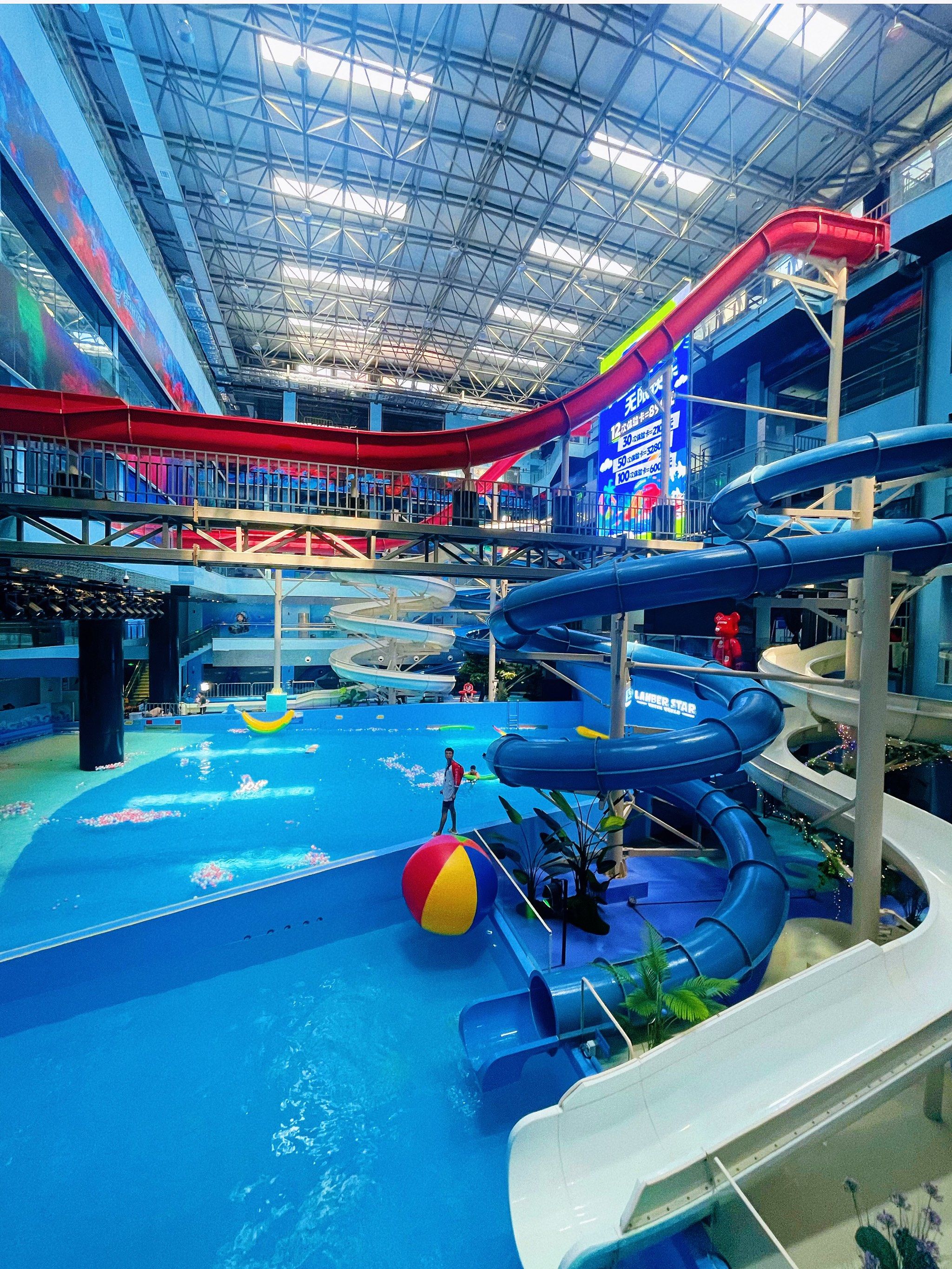 夏天当然要去室内的水上世界啦