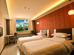 商务家庭房-如家云上四季连锁酒店(昆明东风广场地铁站店)