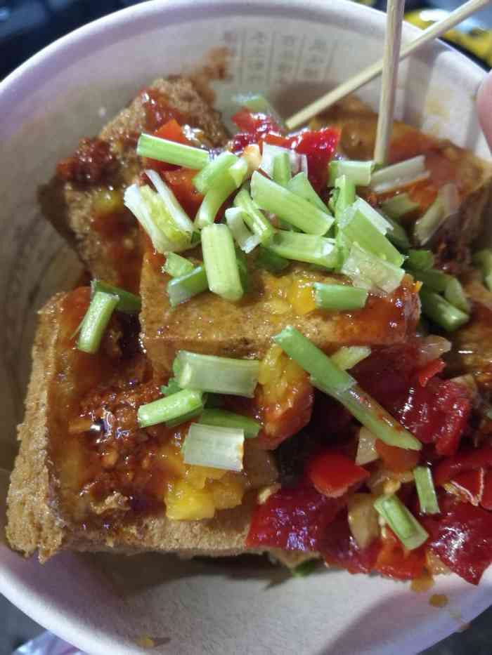 正宗高淳脆皮臭豆腐-"就在马路边上,好久没有吃过这种油炸臭豆腐.