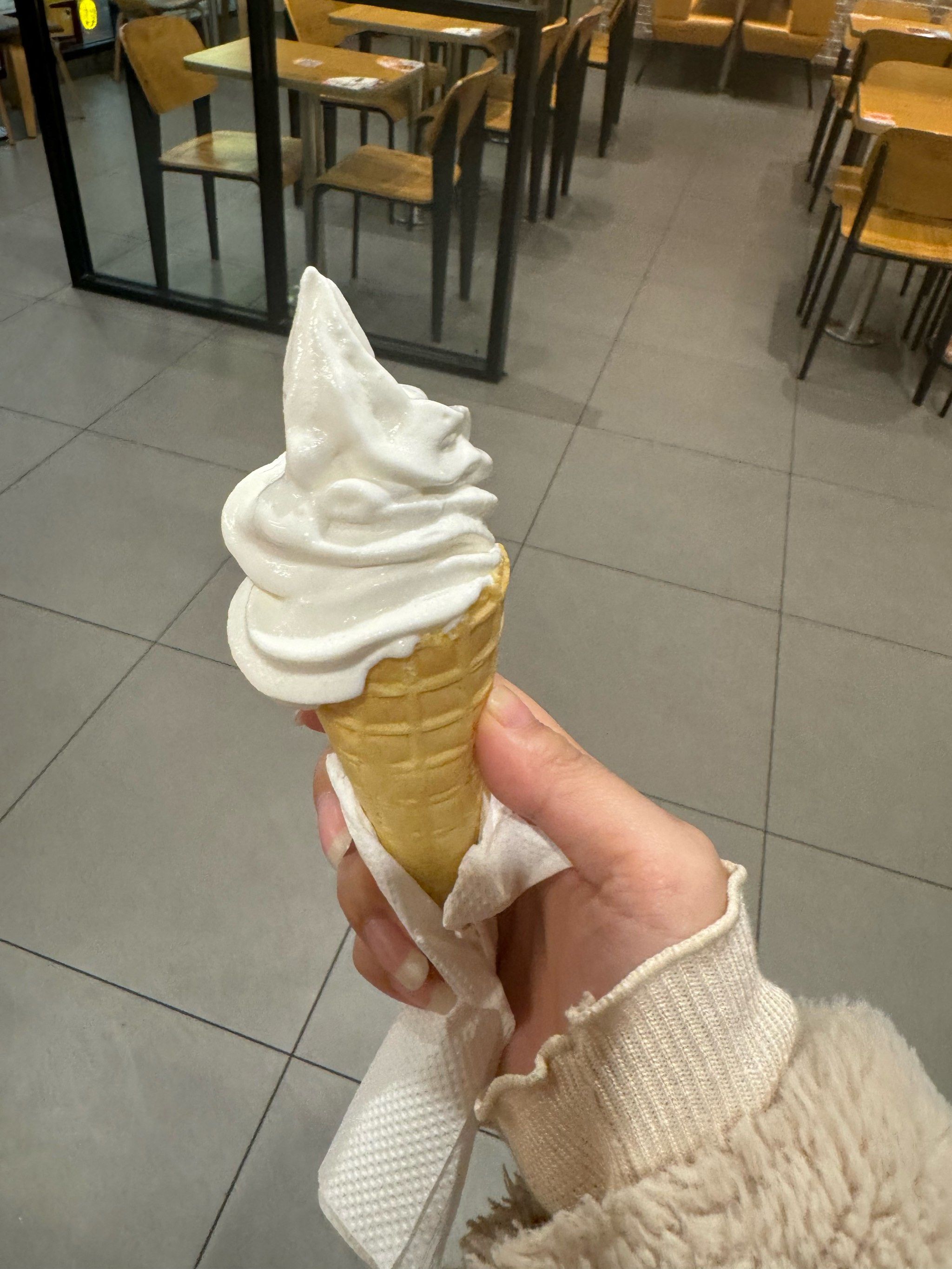 汉堡王的冰淇淋牛乳味更重一些哦!