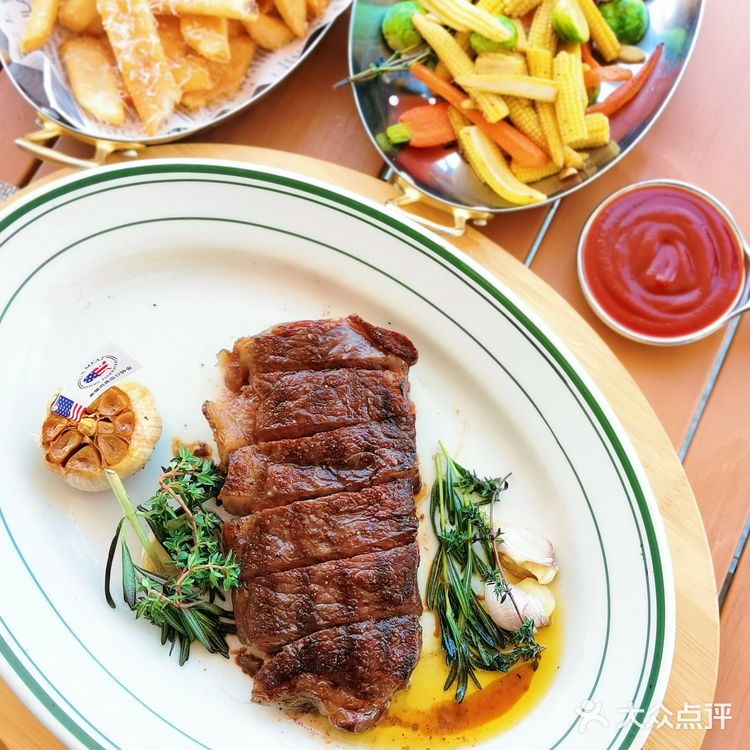 在公园里享用顶级澳洲和牛西冷的感觉太爽了