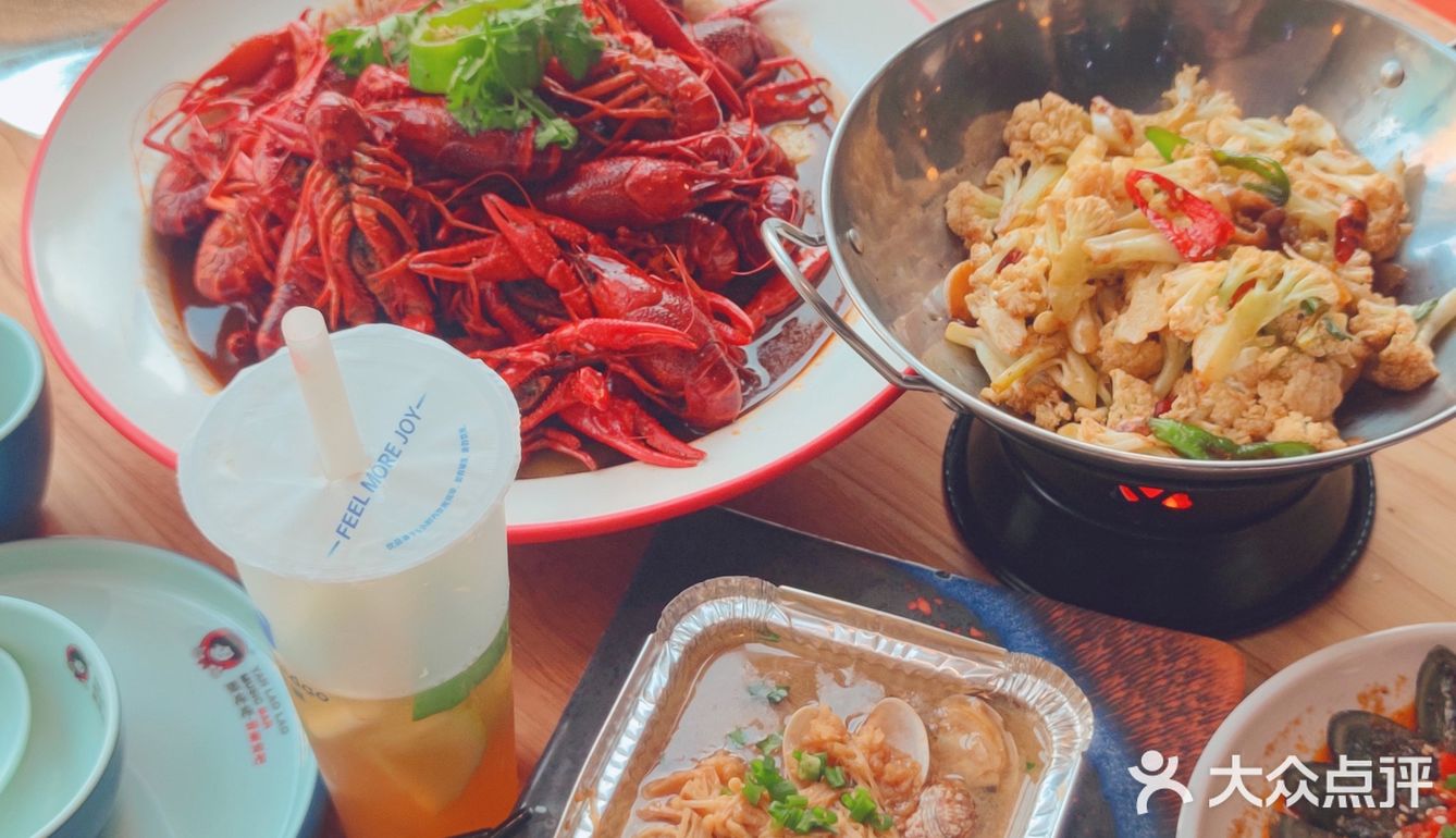整体店铺也太大了叭哈哈哈 全场坐满的那种氛围感很绝