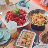 整体店铺也太大了叭哈哈哈 全场坐满的那种氛围感很绝