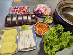 -围炉肉舍•炭烤活鳗•丹东海鲜烤肉(步行街店)