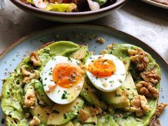 牛油果煮蛋吐司-RAC BAR(安福路店)