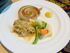 德国香肠拼盘配土豆泥和酸椰菜-LENBACH兰巴赫西餐啤酒坊(大连东港店)
