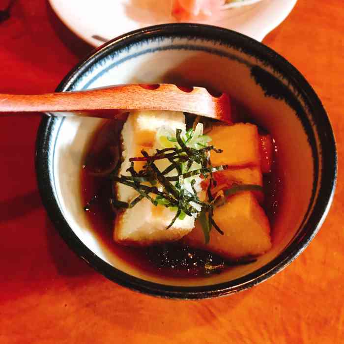 一个人是pork katsu donburi一个人是classic ramen,还点了配菜豆腐