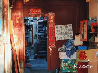 它的叶子已残，倒影中的月亮在和路灯谈判