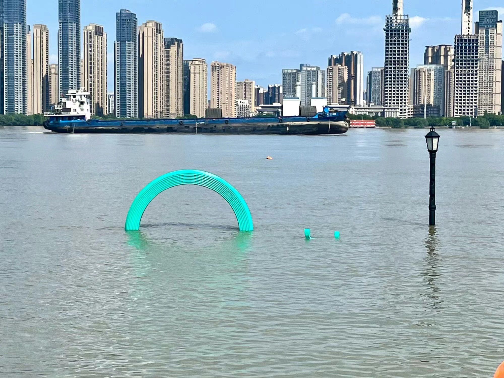 汉口江滩的一家五口"被淹了"!