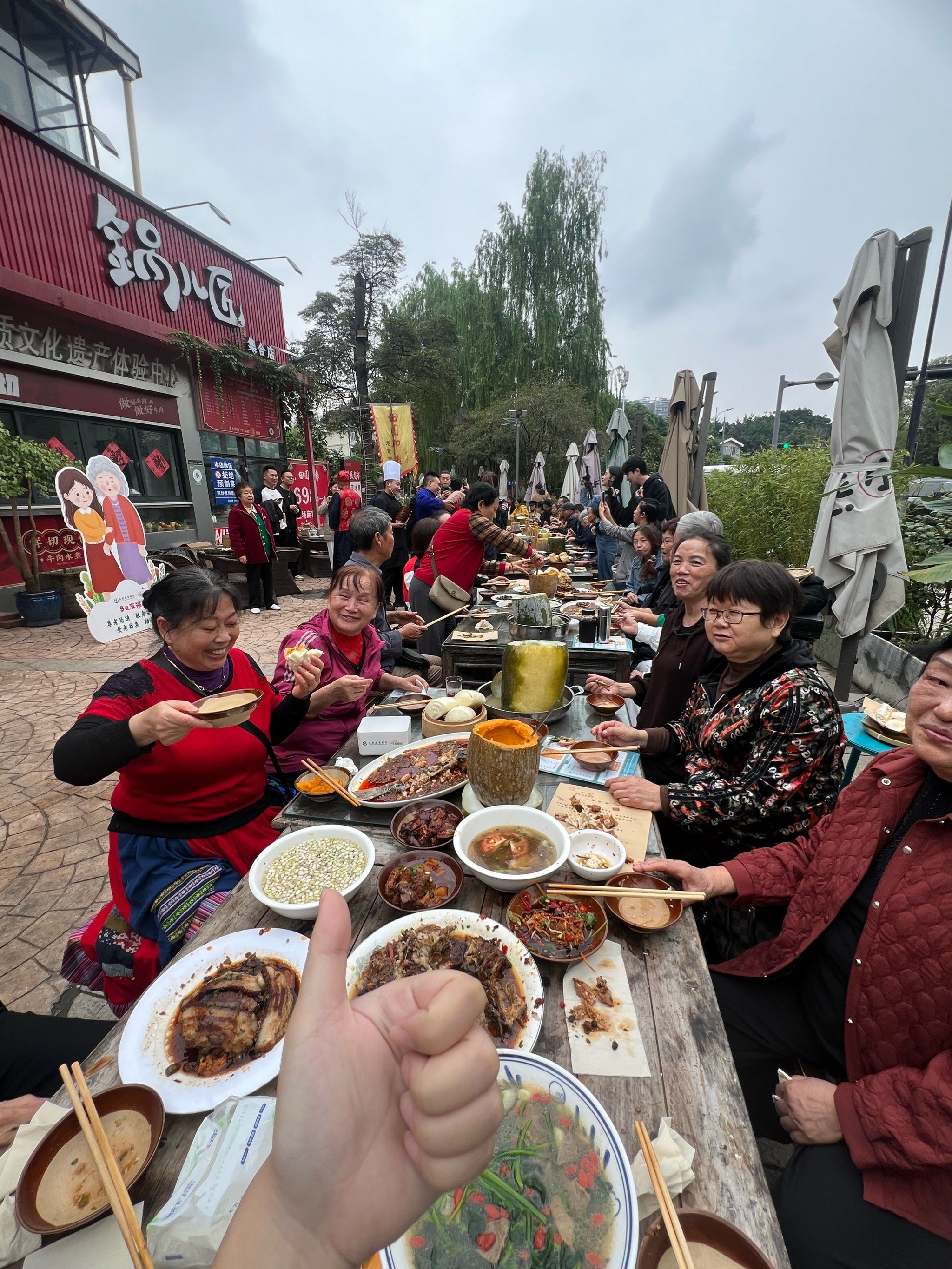 只有四川人才懂得!非遗传承长桌宴!