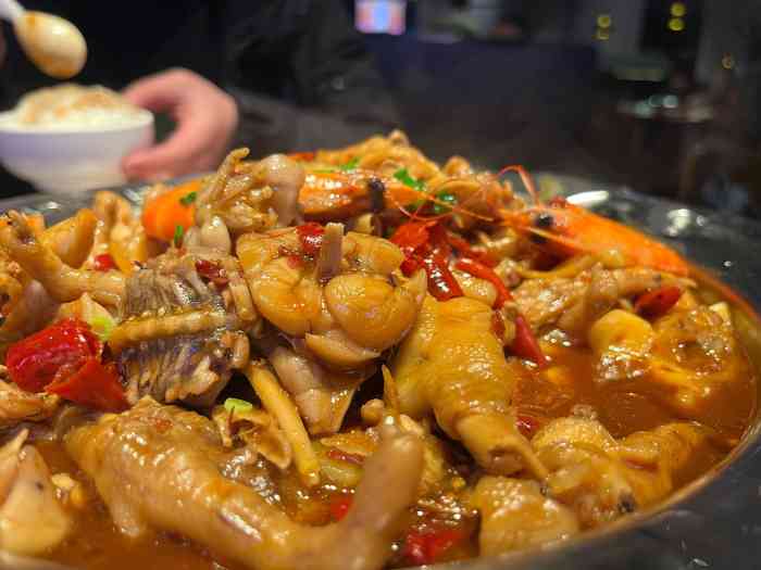 胖哥俩肉蟹煲(重庆金沙天街店)-"[薄荷]环境:肚子饿了,金沙天街里到处