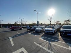 -奕欧来上海购物村停车场