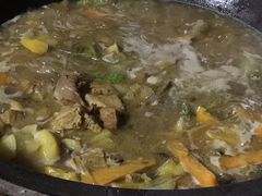 小鸡炖蘑菇-粘豆包柴火铁锅炖