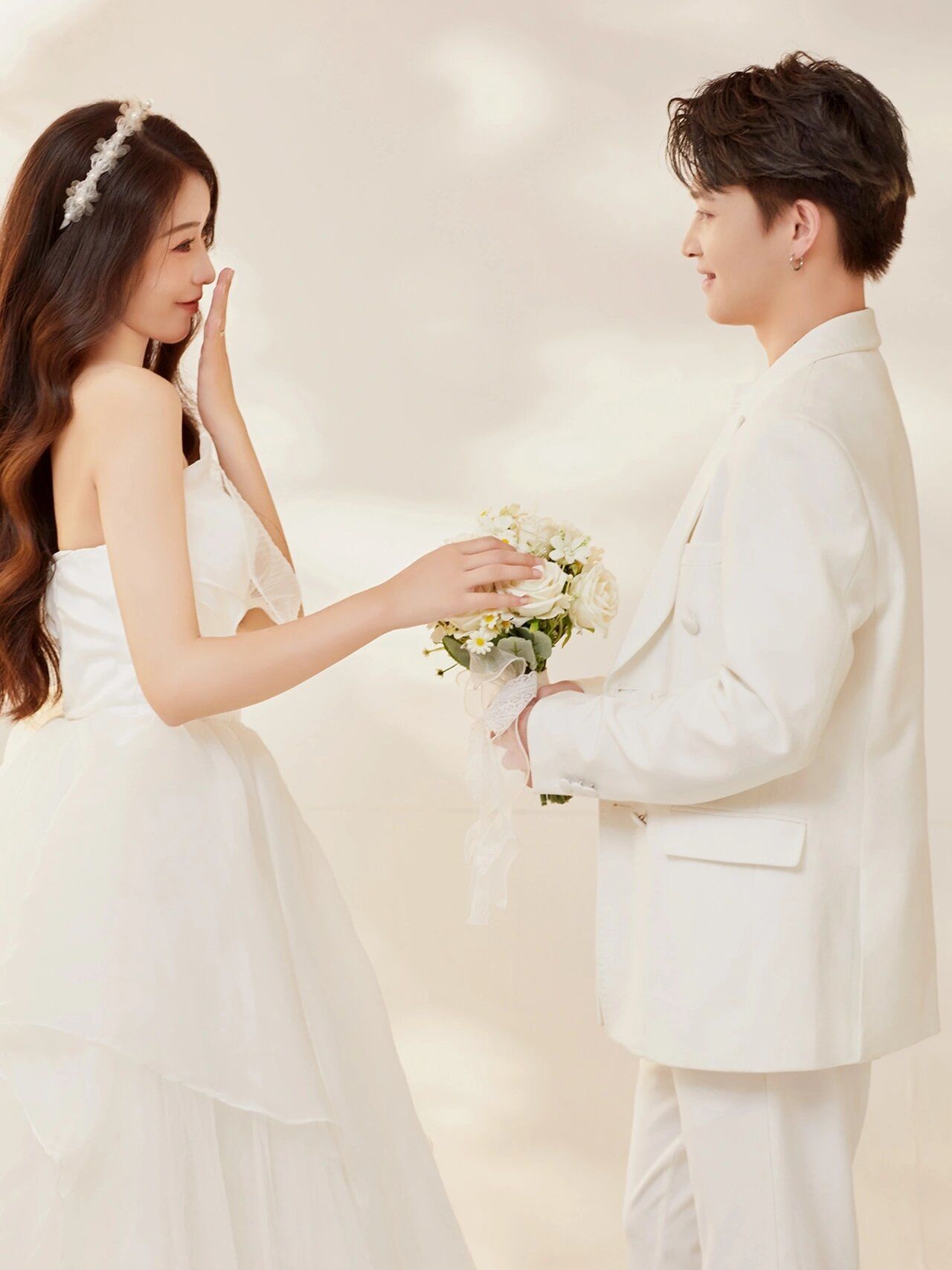 简约的轻婚纱情侣写真 祝我们 一直都是我们❗️❗️❗️