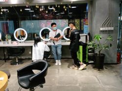 -时尚殿堂明星门店