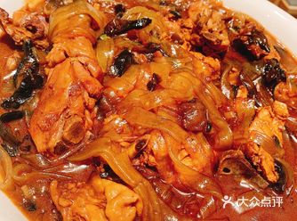 进店看了一圈基本每桌必备招牌小鸡炖蘑菇 于是决定试一