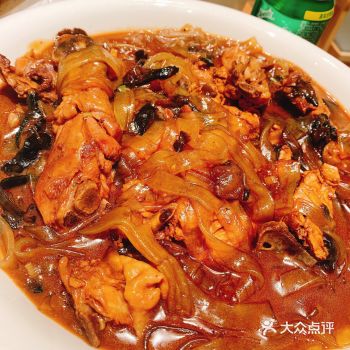 进店看了一圈基本每桌必备招牌小鸡炖蘑菇 于是决定试一