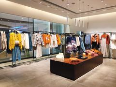-URBAN REVIVO(高德置地广场·春广场店)