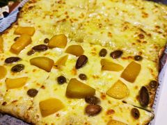 坚果黄桃拼金枕头榴莲薄饼-魔膳厨房·果木牛排·西餐厅(MM2店)