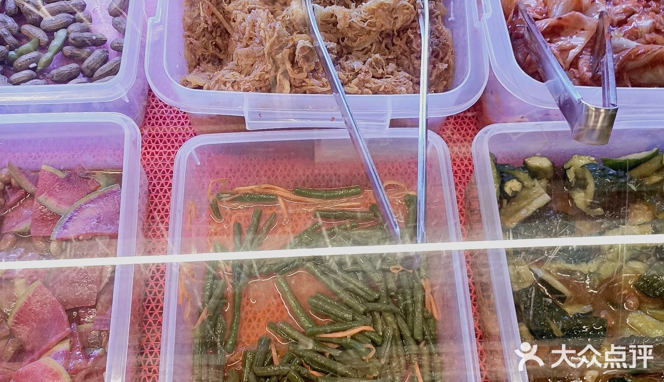这一桌肉，我一个人都吃完了！