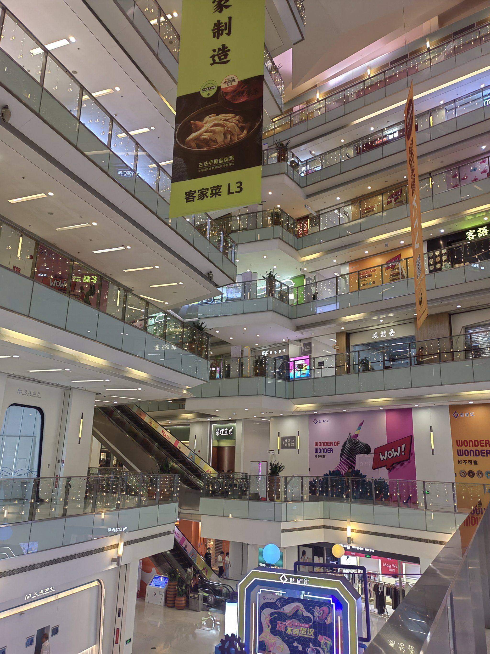 这个广场在深圳市福田区华强路这里,最近的