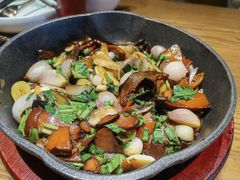 铁盘香煎黑牛肝菌-云海肴·汽锅鸡·云南代表菜(天山百盛优客店)