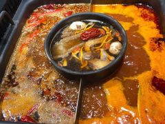 -老牌坊云南鱼豆花火锅(哈西万达店)