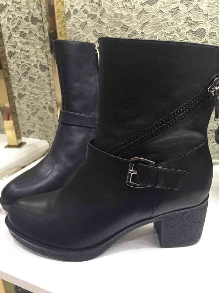 伊伴(中央商场店)-"伊伴,有名的女鞋牌子,每个商场都有吧～这.