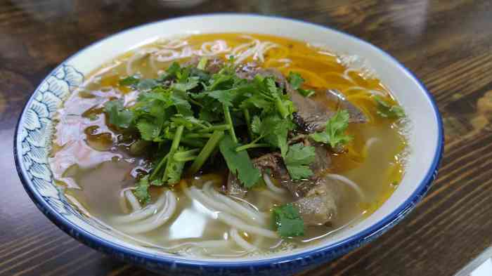 打分 羊肉米粉,羊肉新鲜. 新开的店,挺干净的.