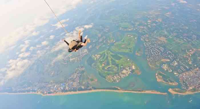 跳伞skydive boao 博鳌海上跳伞-"我们住在亚龙湾瑞吉,接到基地消息要