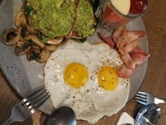 鸡蛋培根牛油果酱吐司-Wagas沃歌斯(大学路店)