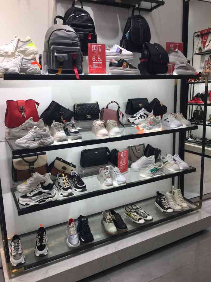 意尔康(沙坪坝万达广场店)-"国民鞋业就是哪里都可以看到他家的身影.