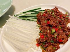 孜然羊肉松配京葱及自制薄饼-港丽餐厅(高德置地店)