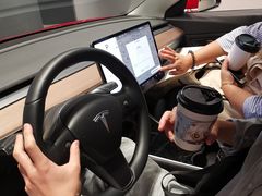-TESLA 特斯拉(上海太古汇体验店)