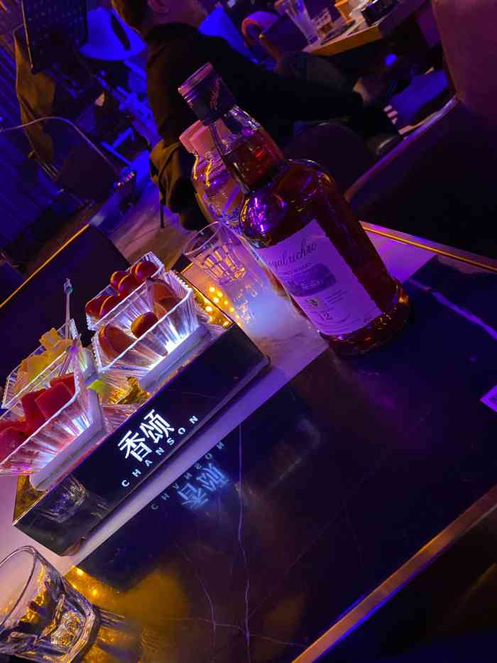 香颂酒吧-"[薄荷]环境: 寂静的夜,配上霓虹的灯,."-大众点评移动版