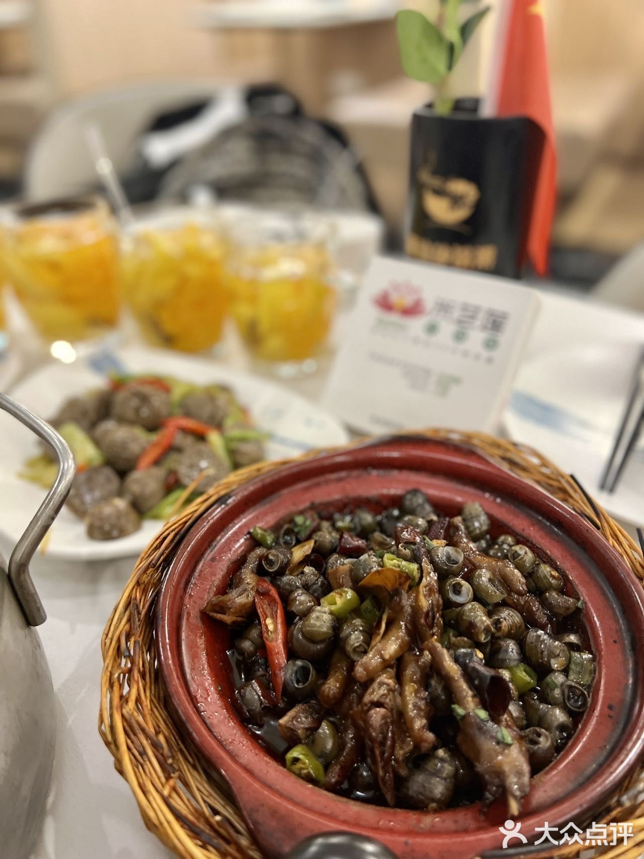 夜宵经常来吃的砂锅粥店，海鲜烤串都挺不错！