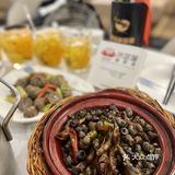 夜宵经常来吃的砂锅粥店，海鲜烤串都挺不错！