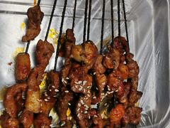 羊肉1串2元。-马克力木手抓炕锅烤羊肉(盐湖一小区店)