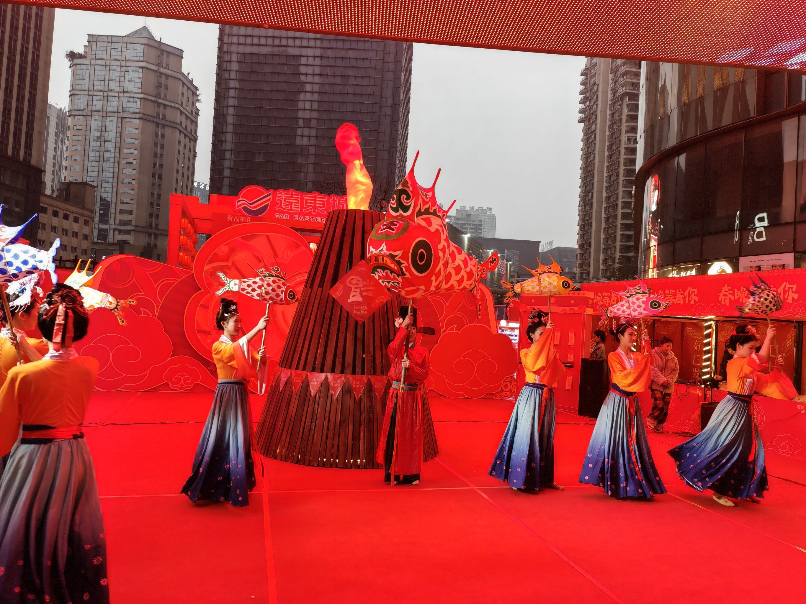 也是重庆的非遗,今年这个非遗的鱼舞蹈也上了春晚,纸鱼