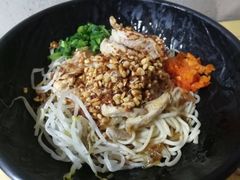 -两勺子一碗口水鸡拌面