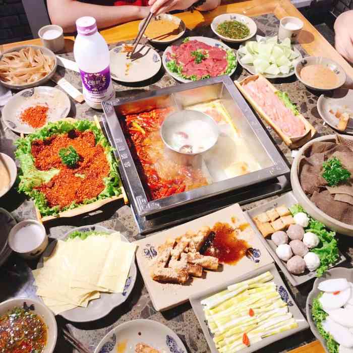 西蜀侠客四川老火锅(艺海花园店)-"锅底要的是番茄麻辣鸳鸯锅 上菜