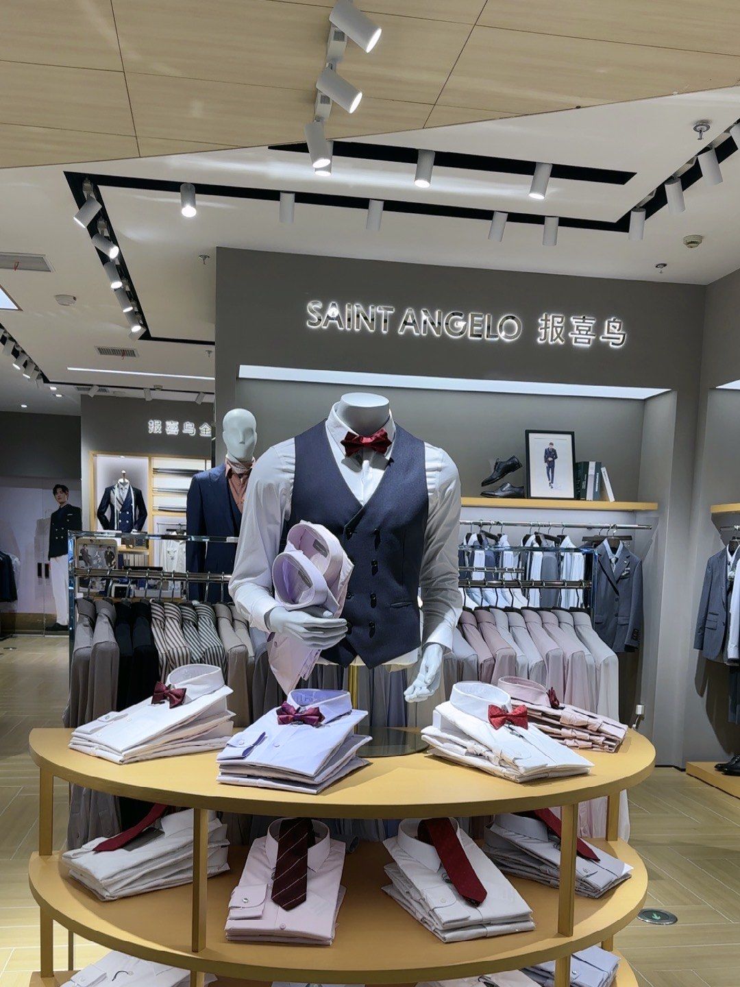 朋友推荐介绍的昆山金鹰报喜鸟,今天来到店里