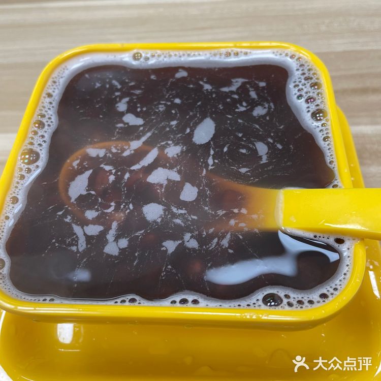 毕竟周末谁会早睡呢半夜饿了就跑下去糖水炸串