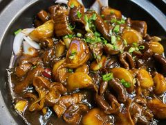 蒜头闷肥肠-八张桌子(老店)