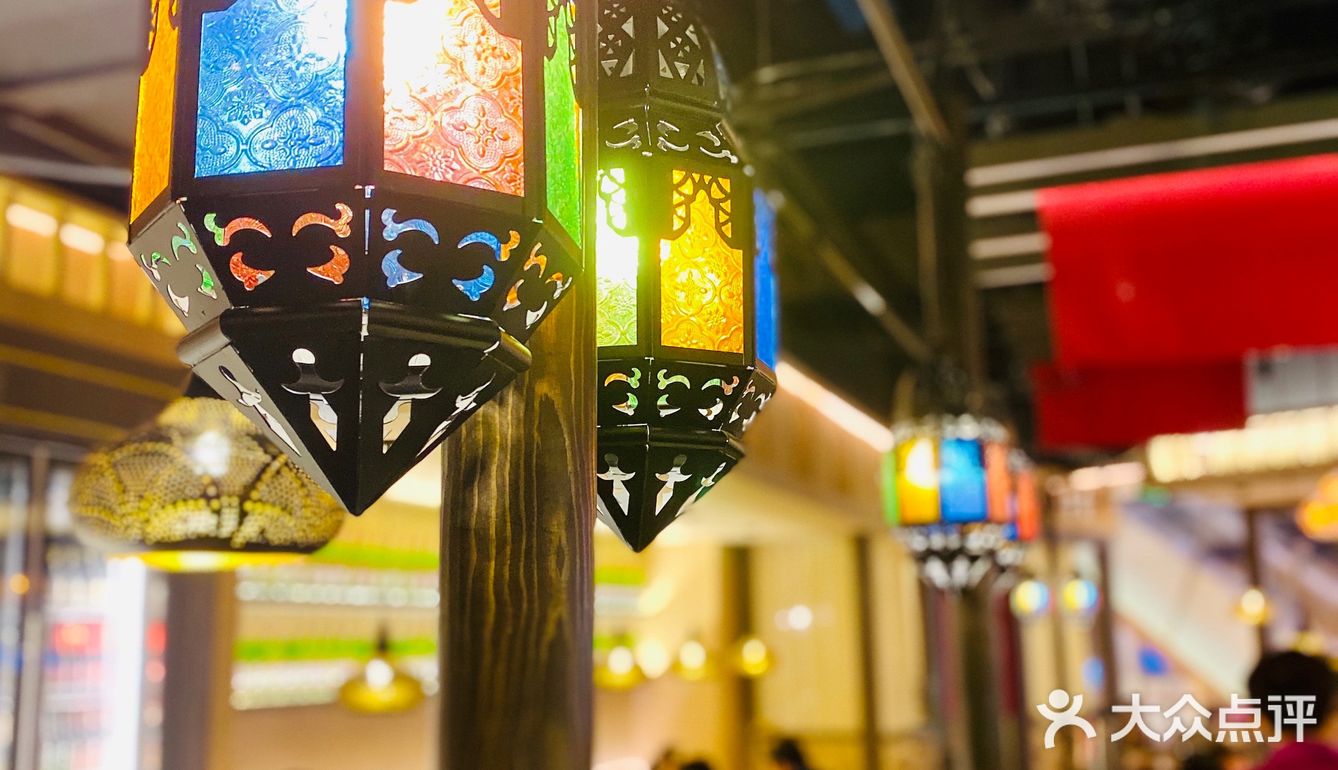 他们家的灯饰就其实就很有那种异域风情了～整个环境就在