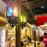 他们家的灯饰就其实就很有那种异域风情了～整个环境就在