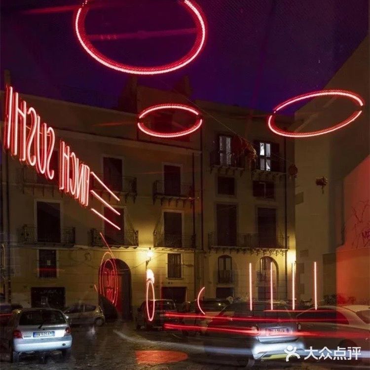 都市霓虹美学的寿司店餐吧设计|意大利