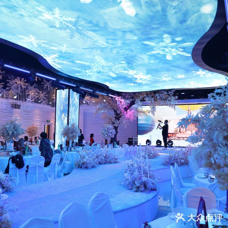 传统婚宴一般是由结婚的双方分别单独举办，随着时代的发