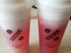 手舂草莓奶缇-%百分茶(江阴万达店)